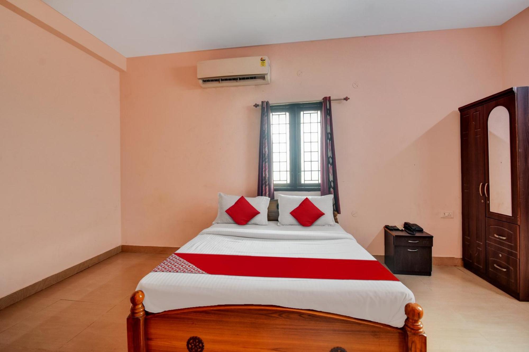 Oyo Flagship Sri Devi Mahal Hotel 3*